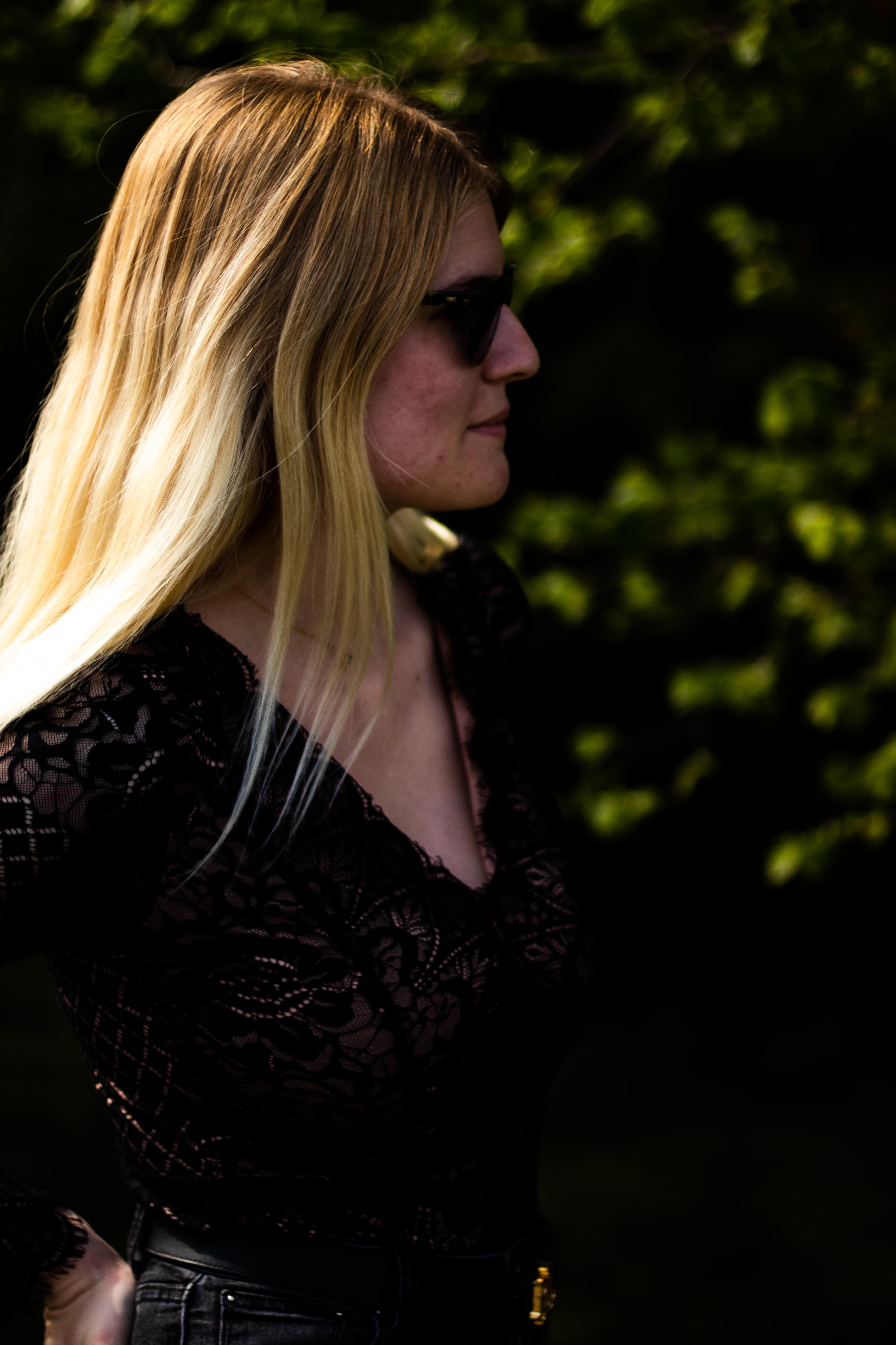 Photo d'une femmme de coté avec des lunettes de soleil